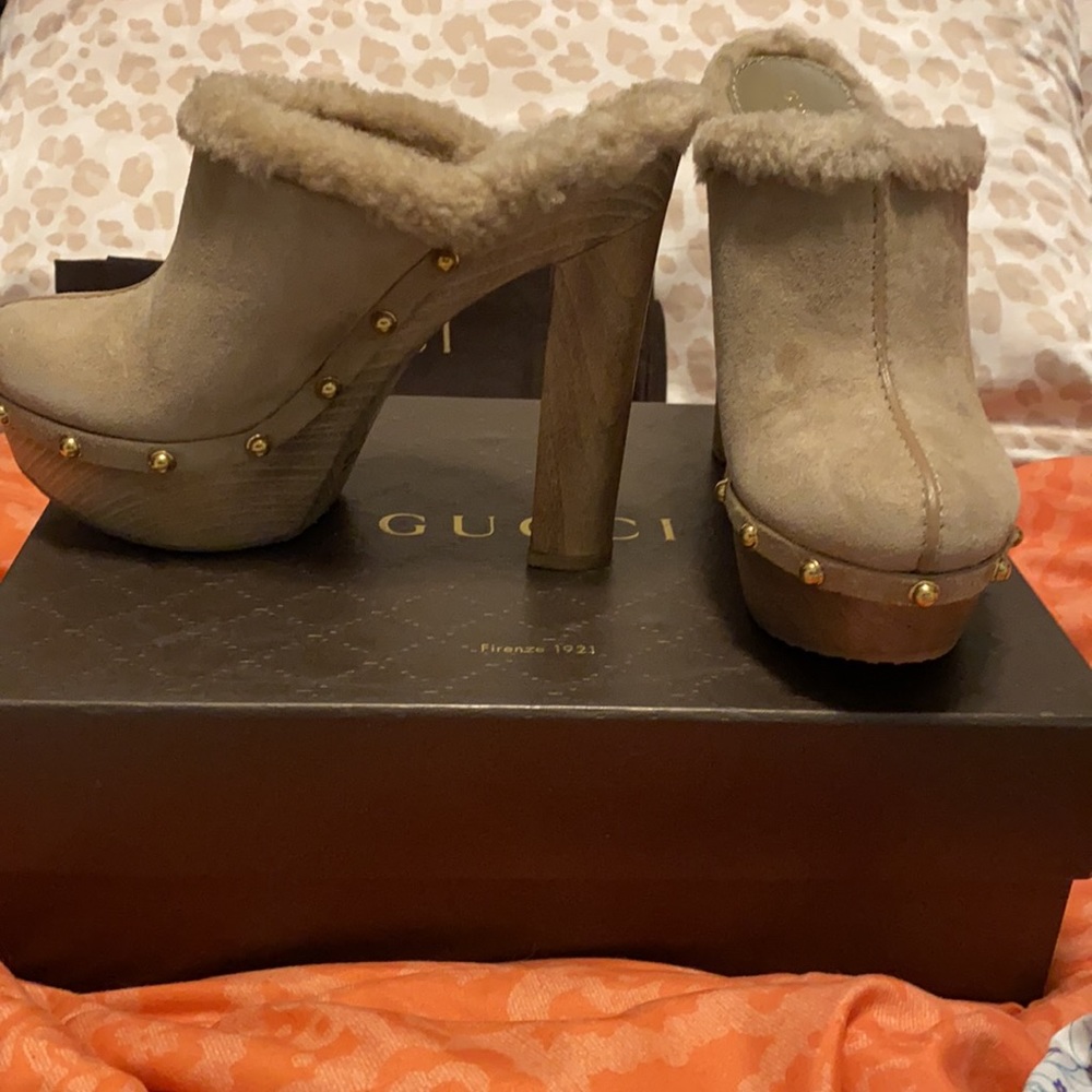 GUCCI Joplin Suede & Shearling Script Logo Clogs in Pale Khaki! NIB